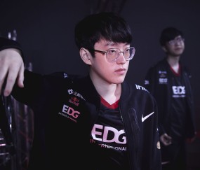 -Faker在瑞士队比赛中败北，逆转引发热议！的简单介绍