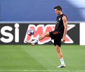 -莱万多夫斯基回归赛场，战术调整首场状态亮眼，DWG观众沸腾！的简单介绍